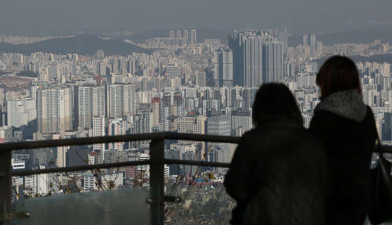서울 남산을 찾은 시민이 서울시내 아파트단지를 바라보고 있다. 2023.11.21 뉴스1
