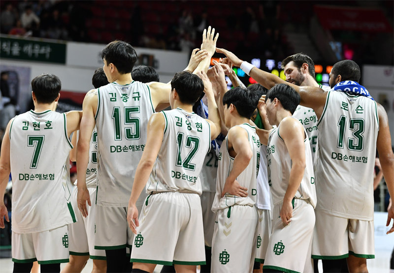 Professional basketball DB defeated CheongKwanJang 97-80 on the 26th, recording a win against all teams this season.  On this day, the DB players, who had escaped their 11th consecutive loss against Cheong Kwan-Jang, gathered together after the game and celebrated their victory.  Provided by KBL