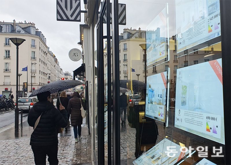 10일 프랑스 파리의 한 공인중개사 사무소 전광판에 ‘매물’ 딱지가 붙은 집의 소개 전단이 여러 장 붙어 있다. 파리=조은아 특파원 achim@donga.com
