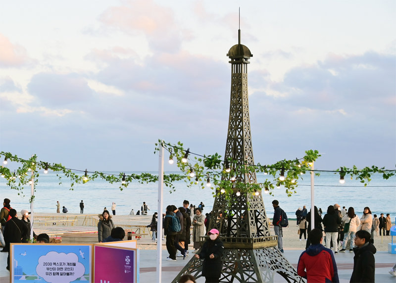 엑스포 유치 염원 담아… 부산 해운대구 해운대해수욕장에 세워진 6m 높이의 파리 에펠탑 모형. 해운대구 제공