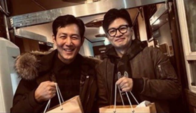 (왼쪽부터) 배우 이정재와 한동훈 법무부 장관이 식당 앞에서 찍힌 것으로 보이는 사진. 온라인 커뮤니티 캡처