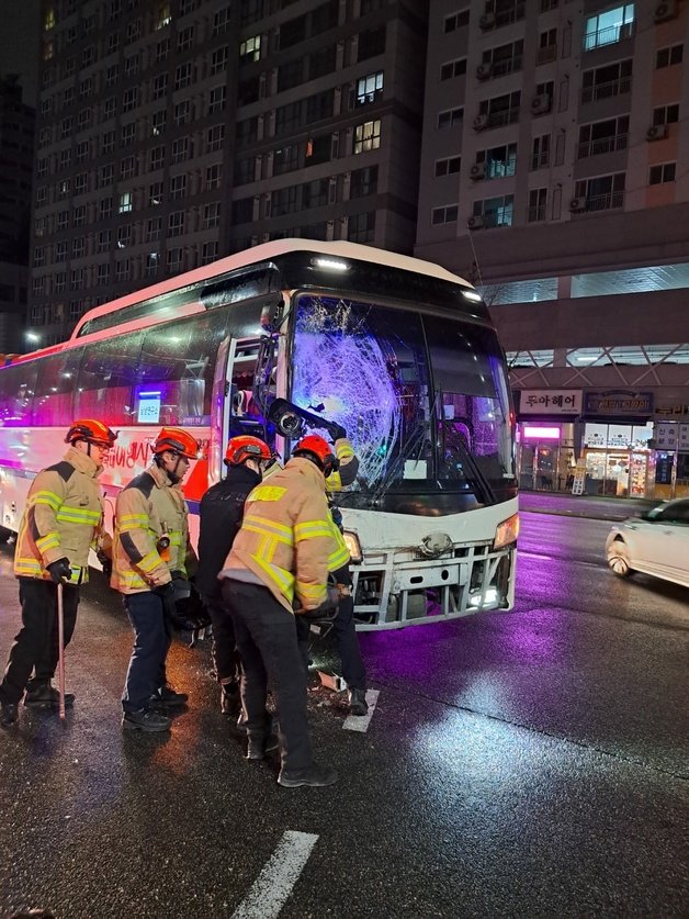 27일 오전 5시47분께 인천 부평구 도로에서 통근버스와 시내버스가 충돌하는 사고가 발생했다. (인천소방본부제공) 2023.11.17