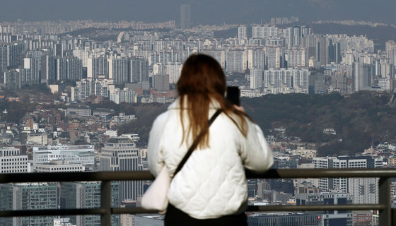 서울 남산을 찾은 시민이 서울시내 아파트단지를 바라보고 있다.  2023.11.21 뉴스1