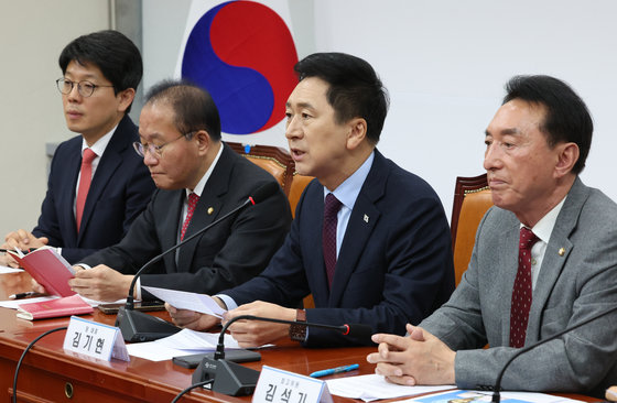 김기현 국민의힘 대표가 27일 서울 여의도 국회에서 열린 최고위원회의에서 발언을 하고 있다. 2023.11.27/뉴스1