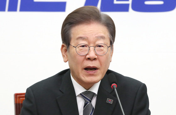 이재명 더불어민주당 대표가 27일 오전 서울 여의도 국회에서 열린 최고위원회의에서 발언을 하고 있다. 2023.11.27/뉴스1