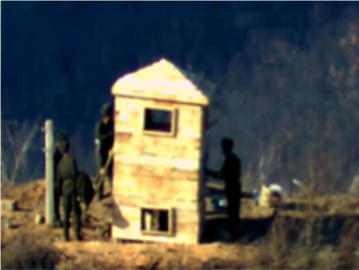 동부지역에서 북한군이 파괴된 비무장지대(DMZ) 내 감시초소(GP)가 있던 곳에 감시소를 세우고 있다. 합동참모본부 제공