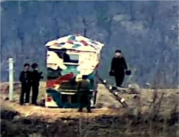 동부지역에서 북한군이 파괴된 비무장지대(DMZ) 내 감시초소(GP)가 있던 곳에 감시소를 세우고 있다. 합동참모본부 제공