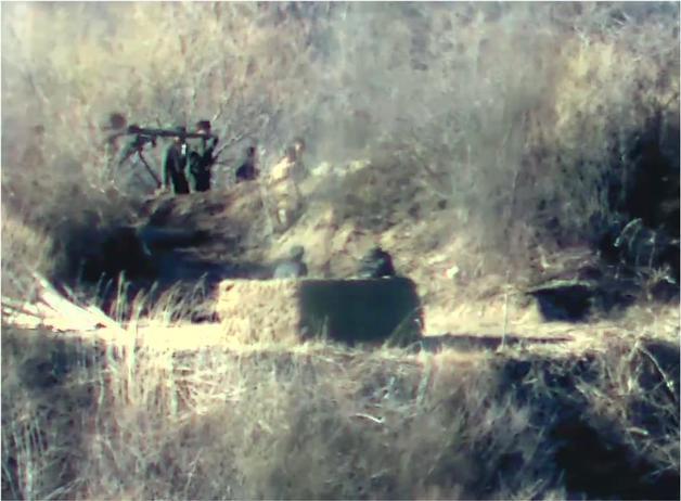 동부지역에서 북한군이 파괴된 비무장지대(DMZ) 내 감시초소(GP)가 있던 곳에서 중화기를 옮기고 있다. 합동참모본부 제공