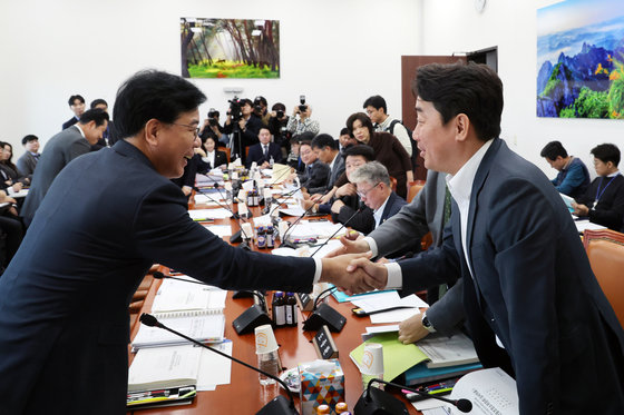국회 예결위 여·야 간사인 송언석, 강훈식 의원이 13일 오전 서울 여의도 국회에서 열린 예산결산특별위원회 예산심사소위원회에서 악수를 하고 있다. 2023.11.13/뉴스1