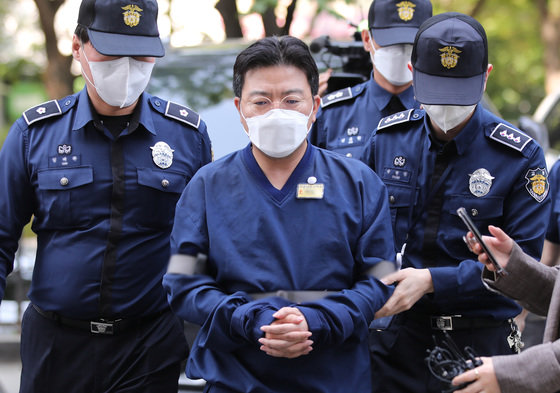 라덕연 대표가 영장실질심사를 받기 위해 서울남부지법에 들어서고 있다. 2023.5.11/뉴스1