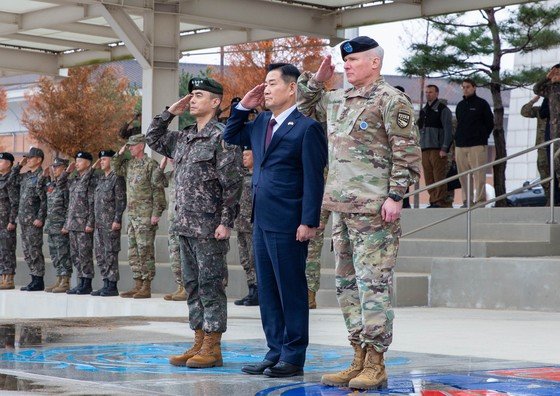 신원식 국방부 장관(가운데)이 27일 오후 경기도 평택 소재 한미연합군사령부를 방문, 강신철 연합사 부사령관(왼쪽), 폴 러카메라 연합사령관과 함께 의장행사에서 경례하고 있다. (국방부 제공) 2023.11.27/뉴스1