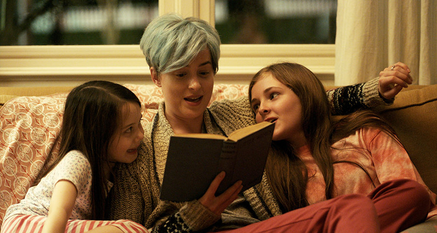영화 ‘아워 프렌드’에서 난소암에 걸린 엄마 니콜(다코타 존슨·가운데)이 두 딸에게 책을 읽어주고 있다. 죽기 전 버킷리스트 중 하나를 실행해 머리카락을 파랗게 물들였다. 디스테이션 제공