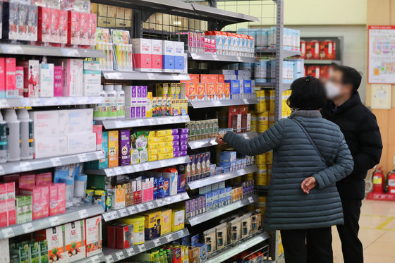 서울 시내의 한 대형마트에서 시민들이 건강기능식품을 살펴보고 있다. /뉴스1