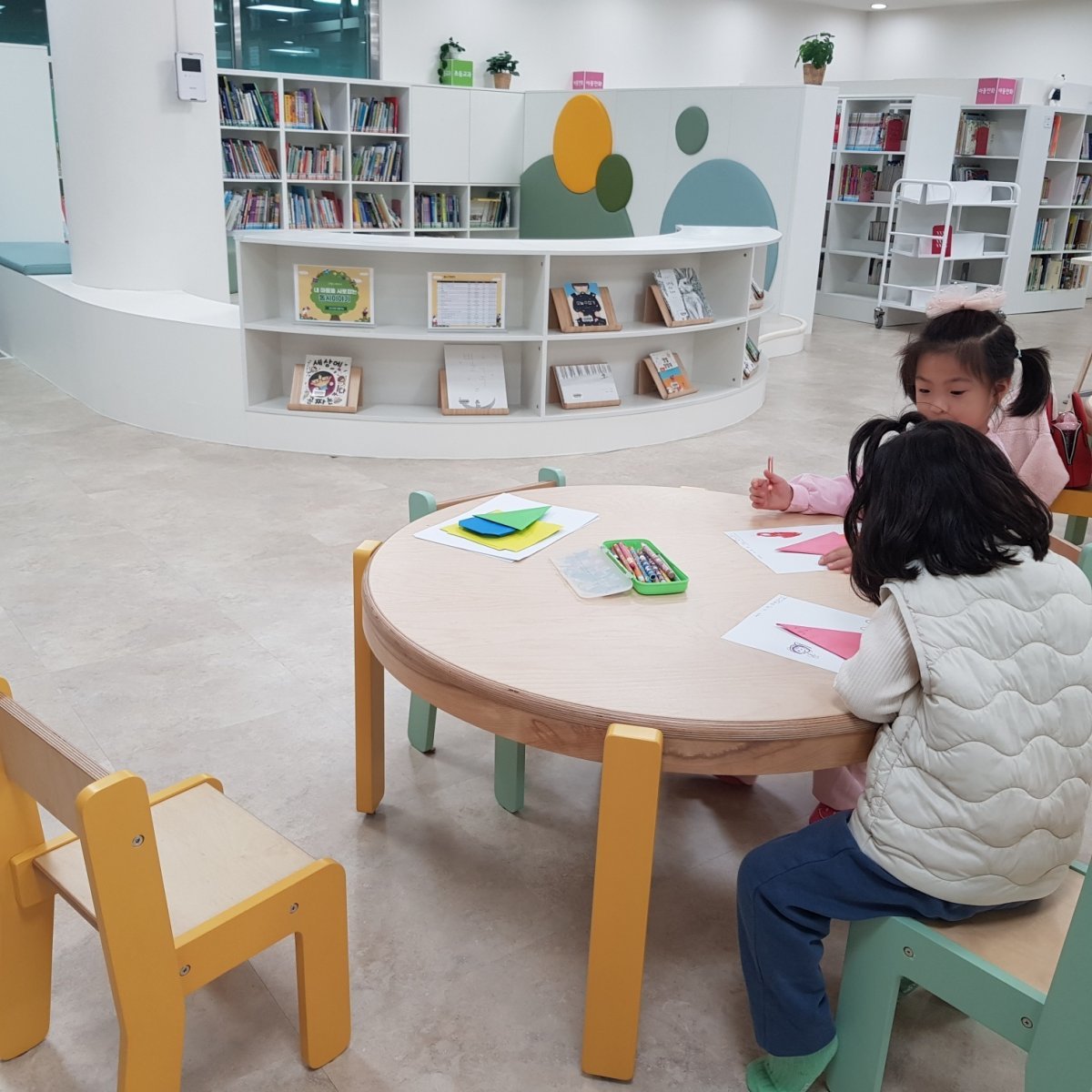 어린이도서관 공간을 활용한 ‘24시간 초등 돌봄센터’에서 아동들이 시간을 보내고 있다. 부산시교육청 제공