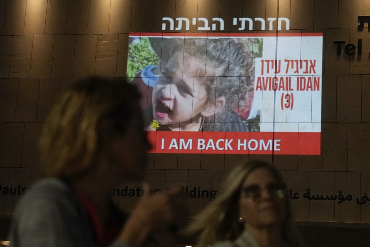집에 돌아왔지만… 이스라엘 수도 텔아비브의 한 건물 외벽에 하마스에 억류됐다 26일 풀려난 아비가일 에단 양의 사진이 투사된 모습. 텔아비브=AP 뉴시스