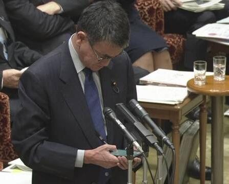 스마트폰 검색하는 고노 다로 디지털상 차기 일본 총리 후보로 꼽히는 고노 다로(河野 太郎) 일본 디지털상이 27일 참의원(상원) 예산위원회에 출석해 “2019년 3월 외상은 누구였느냐”는 질문을 받자 스마트폰으로 검색해 보고 있다. NHK방송 캡처