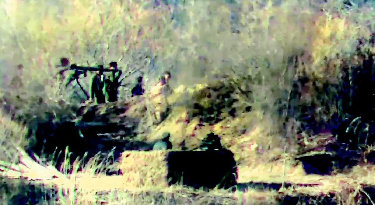 북한군이 비무장지대 최전방 감시초소(GP)를 철거했던 장소에 경계호(참호)를 조성하고 중화기인 무반동총(북한명 비반총포)를 반입하고 있는 모습. 국방부 제공