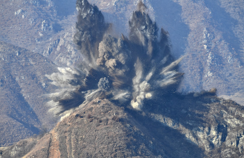 9·19 군사 합의에 따른 조치로 북한이 2018년 11월 비무장지대(DMZ) 내 북한군 GP를 폭파합는 모습.
