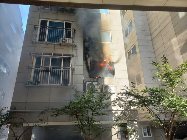 지난달 21일 오전 인천 미추홀구의 한 오피스텔에서 불이 난 모습. 인천소방본부 제공