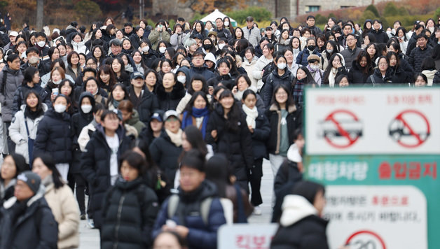 26일 2024학년도 수시모집 논술고사가 열린 서울 서대문구 이화여자대학교가 고사장을 나서는 수험생들과 학부모들로 붐비고 있다. 뉴스1