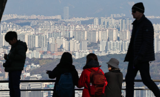 서울 남산에서 바라본 아파트 단지 모습. 2023.11.14 뉴스1