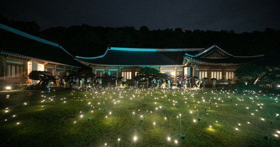 13일 오후 서울 종로구 청와대에서 열린 ‘청와대 밤의 산책 행사’를 찾은 관람객들이 관저를 살펴보고 있다. 문화체육관광부와 한국문화재재단은 오는 21일까지 청와대의 가을밤 정취를 감상할 수 있는 청와대 밤의 산책 행사를 진행한다. 2023.9.13/뉴스1