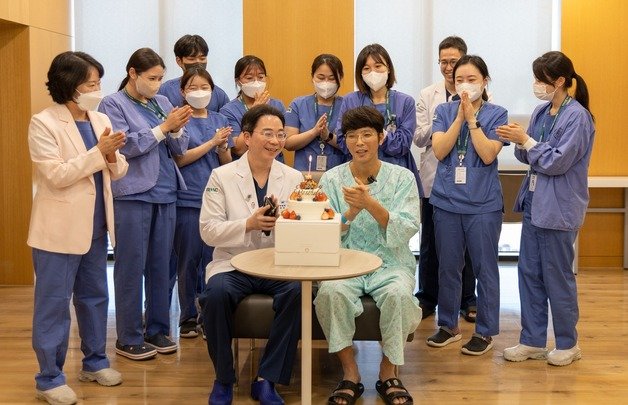 정일수 씨(앞쪽 우측)와 아이 출산을 축하하는 의료진들. (이대서울병원 제공)