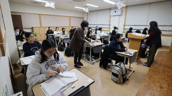 2024학년도 대학수학능력시험일인 16일 오전 광주경신여고에 마련된 고사장에서 수험생들이 시험을 준비하고 있다. (사진은 기사 내용과 무관함) 2023.11.16/뉴스1