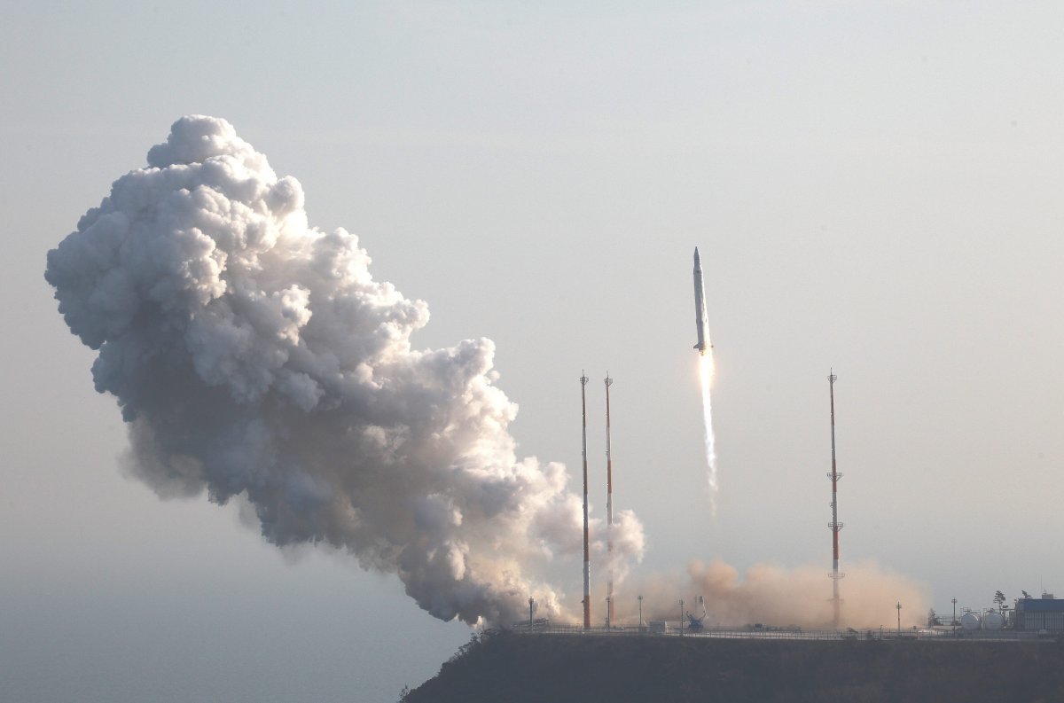 우리나라 최초의 우주발사체인 나로호가 2013년 1월 30일 전남 고흥군 나로우주센터에서 우주로 날아오르고 있다. 한국항공우주연구원제공
