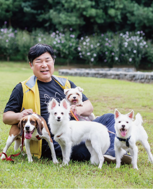 동물구조단체 ‘팅커벨 프로젝트’ 황동열 대표는 회원들과 함께 영세한 보호소 48곳을 후원하는 일에 두 팔을 걷어붙였다.