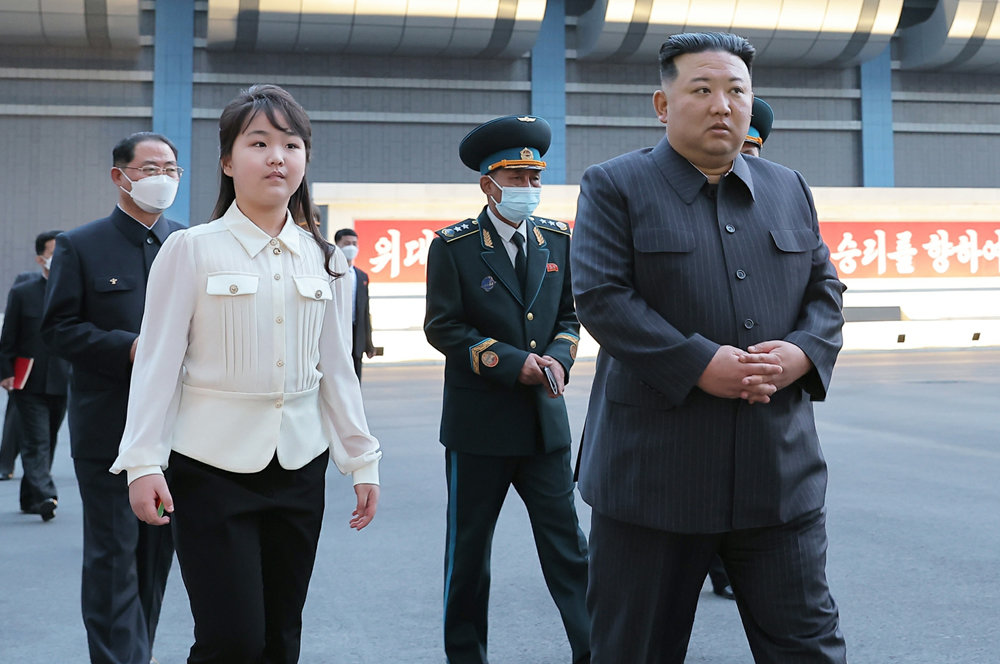 김정은 북한 국무위원장(오른쪽)과 딸 주애. 평양 노동신문=뉴스1