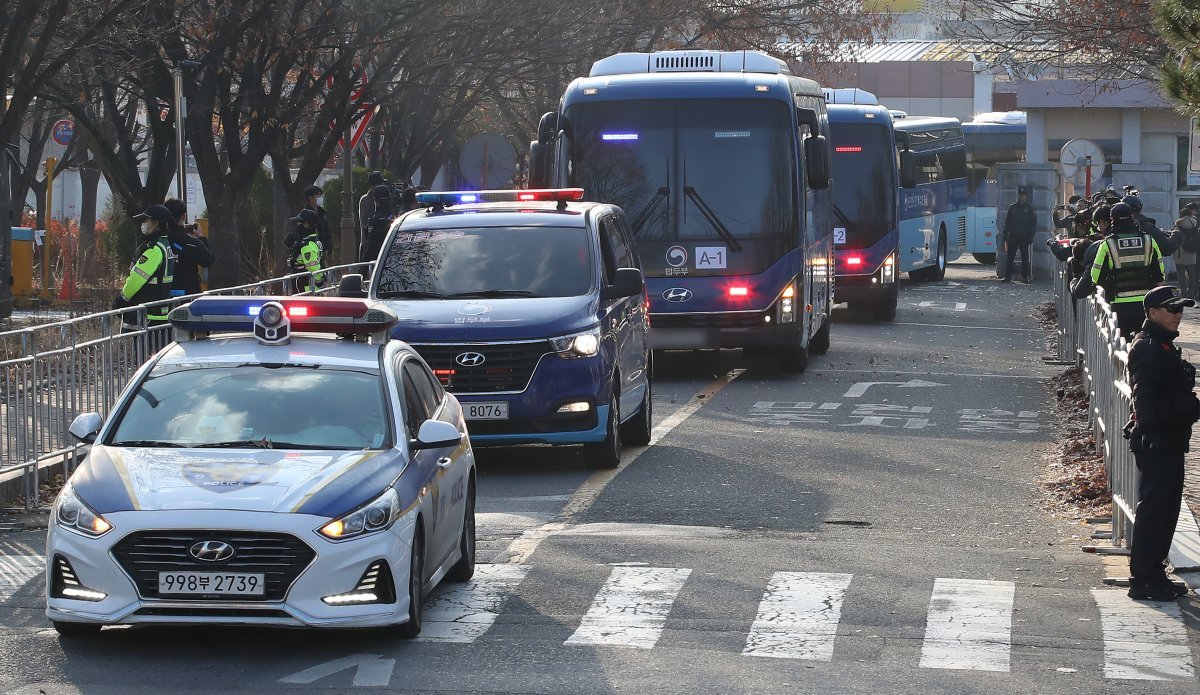 대구교도소가 설립 52년 만인 28일 오전 대구 달성군 화원읍 천내리에서 직선거리 약 12㎞ 떨어진 달성군 하빈면 감문리로 이전했다. 이날 오전 화원읍 대구교도소에서 수감자를 태운 법무부 호송버스와 이삿짐 차량 등이 경찰의 호위를 받으며 하빈면 신축 대구교도소를 향해 출발하고 있다. 2023.11.28/뉴스1