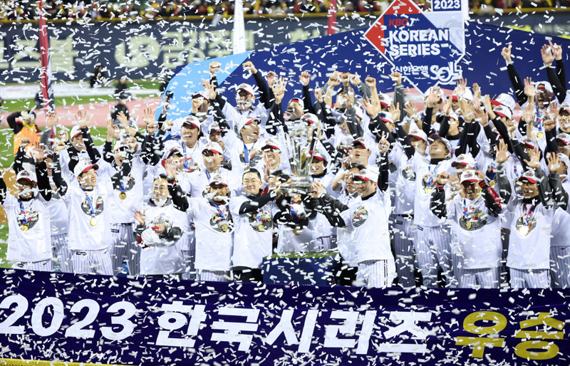 구광모 LG 구단주와 선수들이 13일 29년 만에 한국시리즈 정상에 오른 뒤 우승 트로피를 들어 올리며 기뻐하고 있다. 뉴스1