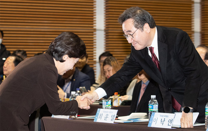 양향자 만난 이낙연 더불어민주당 이낙연 전 대표(오른쪽)가 28일 오전 서울 용산구 백범김구기념관에서 이낙연계 싱크탱크 ‘연대와 공생’이 주최한 포럼에 참석해 한국의희망 양향자 의원과 악수를 하고 있다. 뉴스1