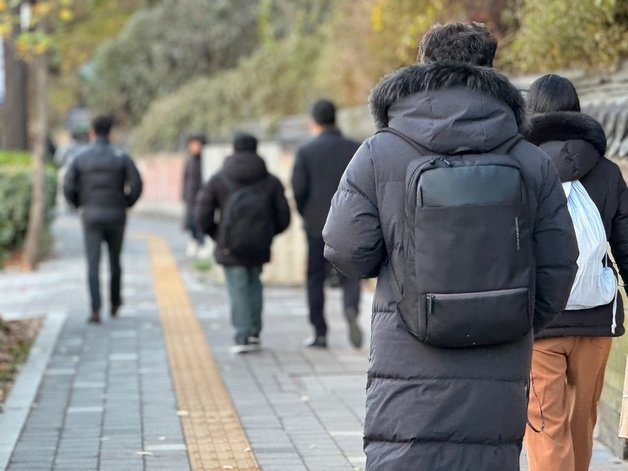 28일 인천 남동구 인천시청 역 앞 아침 추위에 패딩을 입고 출근길을 걷고 있는 시민.202311.28 ⓒ News1