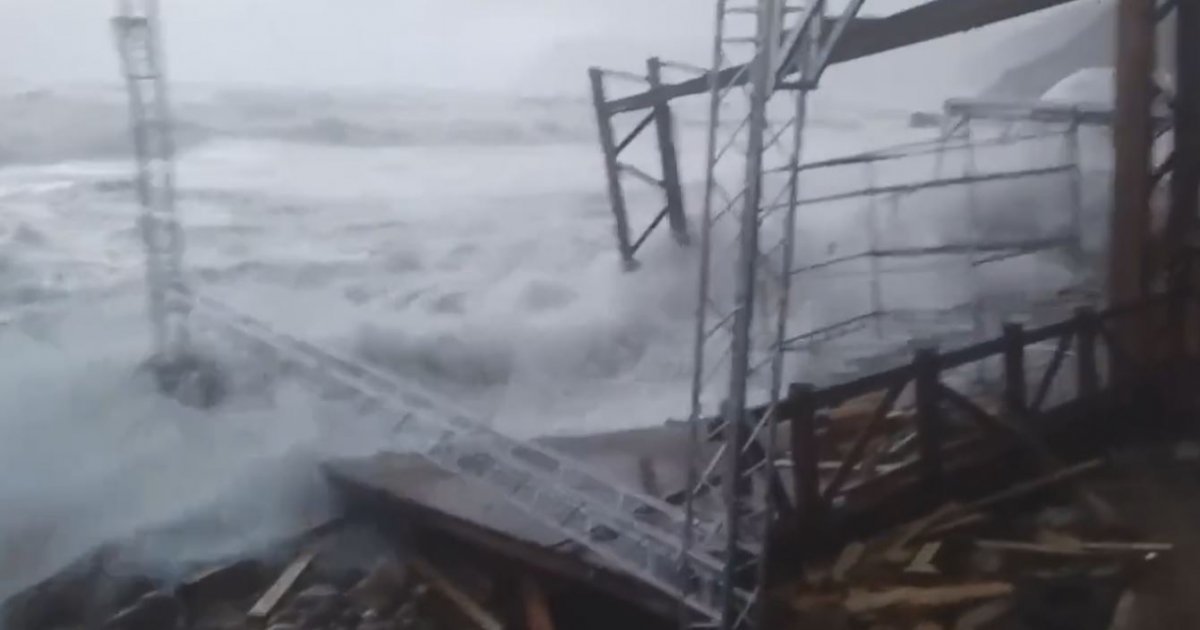 흑해 연안에서 생성된 폭풍 ‘베티나’ 러시아군이 구축해놓은 시설을 강타한 모습. 안톤 게라쉬첸코 우크라이나 내무부 고문 X(트위터) 캡처