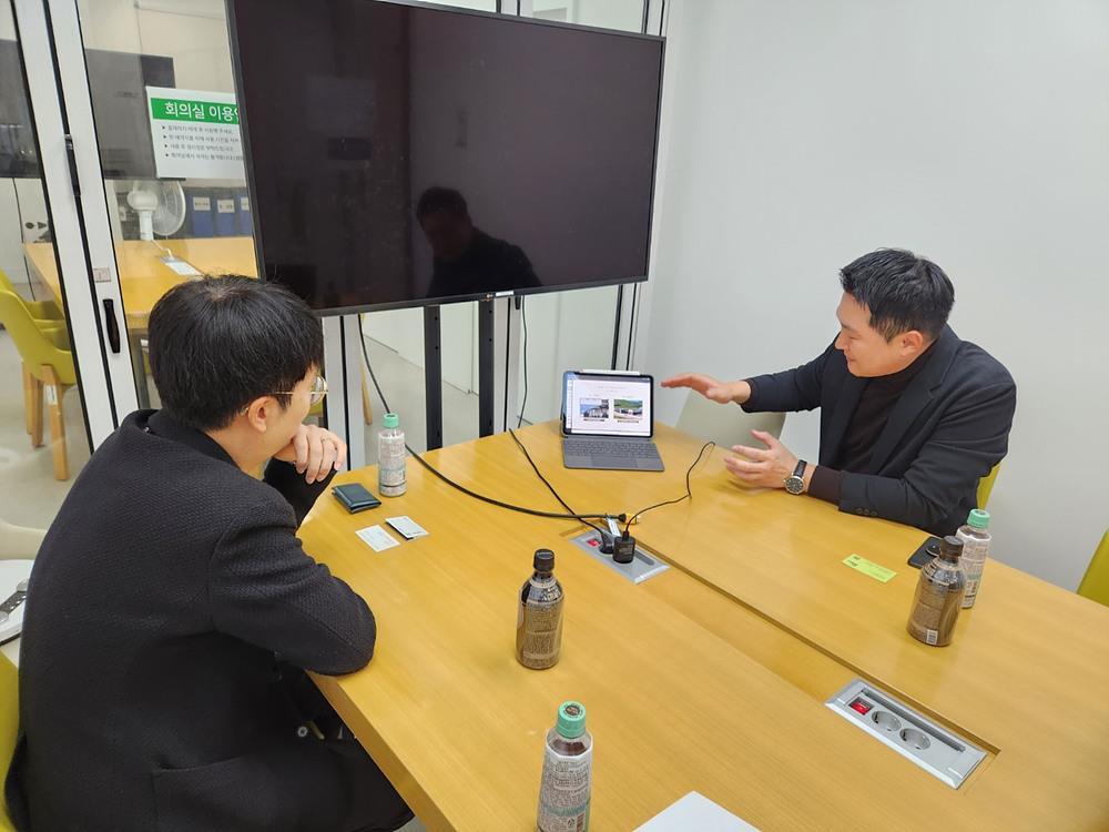 박민 옛간 대표(오른쪽)와 유민호 퀀텀코스메틱 대표가 프랜차이즈 전략을 논의하는 모습 / 출처=IT동아