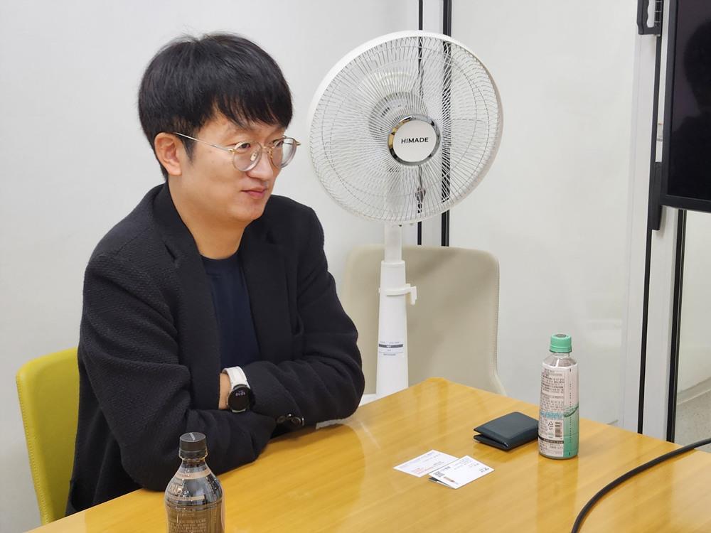 박민 대표의 이야기를 듣고 전략을 점검하는 유민호 대표 / 출처=IT동아