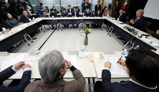 김홍일 국민권익위원회 위원장이 16일 서울 중구 한국외식업중앙회 중앙교육원에서 청탁금지법상 음식물 가액범위 조정과 관련해 열린 외식업 이해관계단체 및 종사자 현장간담회에서 인사말을 하고 있다. 2023.11.16/뉴스1