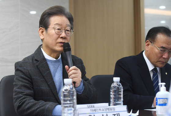 이재명 더불어민주당 대표가 28일 오후 서울 구로구 오류동 더세인트요양병원에서 열린 간병비 급여화 정책 현장간담회에서 모두발언을 하고 있다/뉴스1