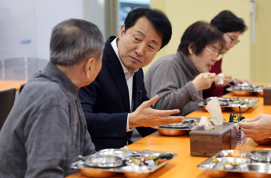 오세훈 서울시장이 28일 오전 서울 종로구 서울노인복지센터에서 진행된 오찬 간담회에서 어르신들과 이야기를 나누고 있다. (공동취재) 2023.11.28