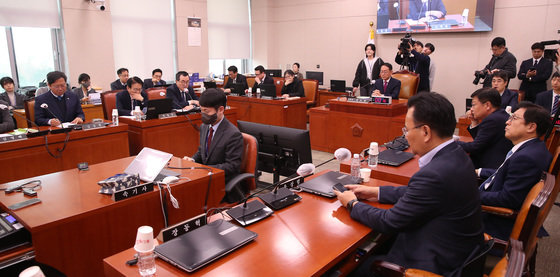 김도읍 국회 법사위 위원장이 22일 오후 서울 여의도 국회에서 열린 법제사법위원회 전체회의를 주재하고 있다. 뉴스1