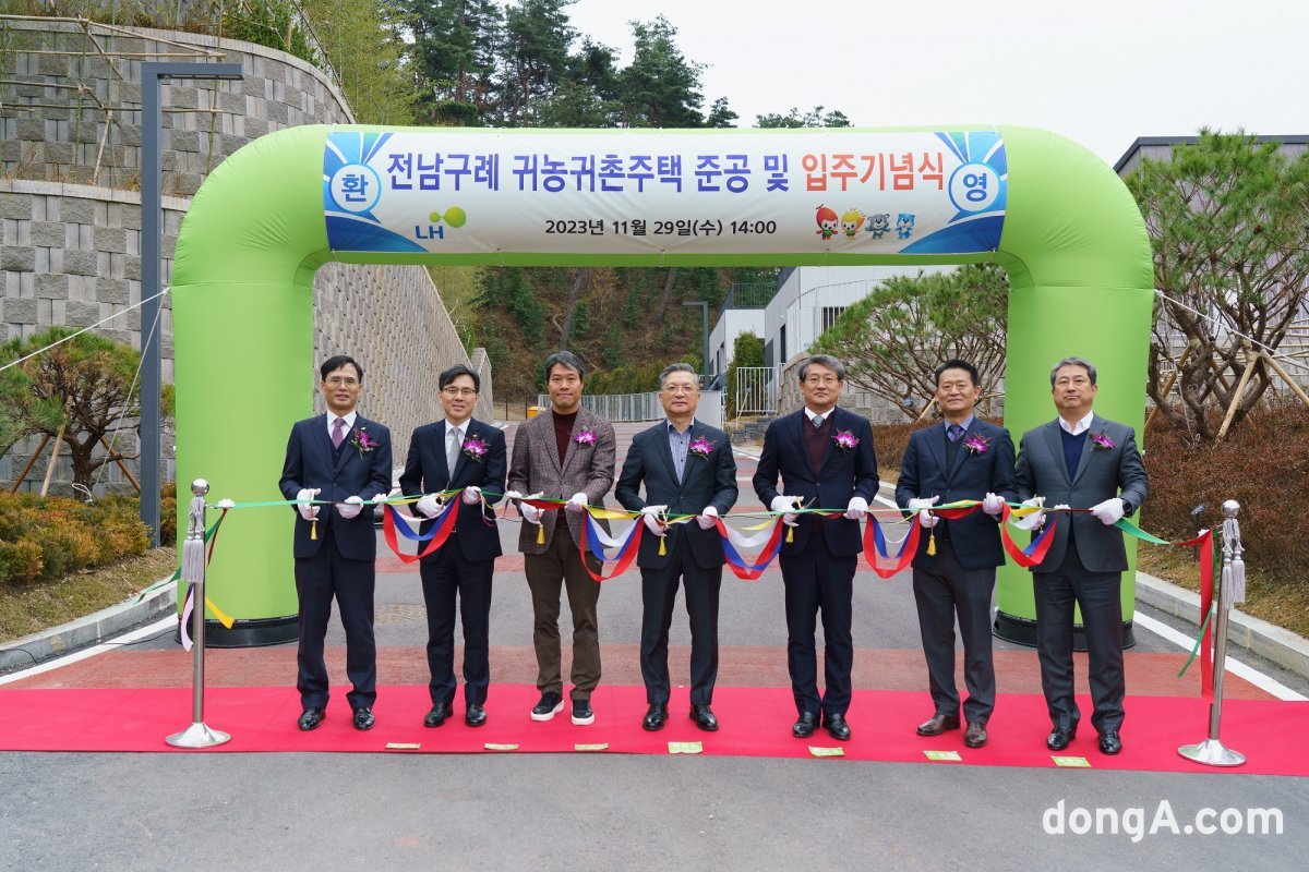 이한준 LH사장(가운데), 김순호 구례군수(오른쪽 세 번째), 김홍대 DL이앤씨 건축영업실장(오른쪽 두 번째). LH 제공