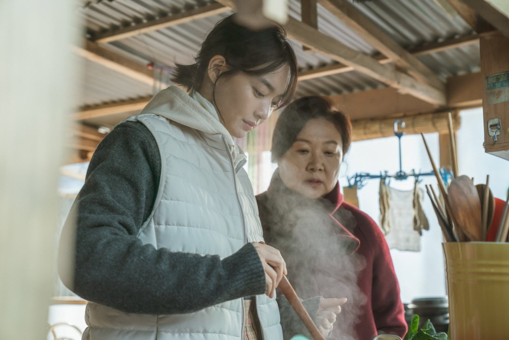 영화 ‘3일의 휴가’에서 복자(김해숙·오른쪽)가 김치찌개를 끓이는 딸 진주(신민아)를 못 미더운 듯 바라보고 있다. 쇼박스 제공