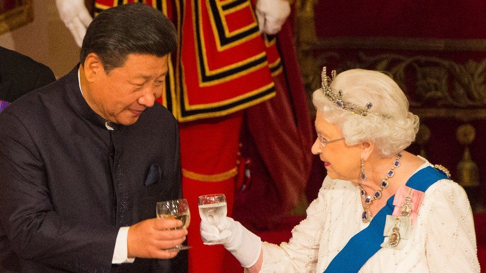 영국을 방문한 시진핑 중국 국가주석과 엘리자베스 여왕이 만찬에서 건배하는 모습. 영국 왕실 홈페이지