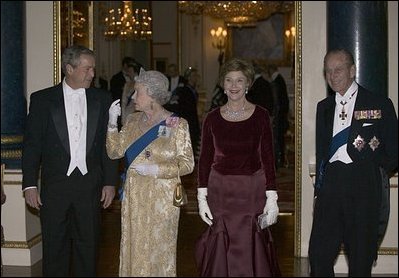 영국을 방문한 조지 W 부시 대통령 부부와 엘리자베스 여왕 부부가 만찬에 입장하는 모습. 조지 W 부시 대통령 센터 홈페이지