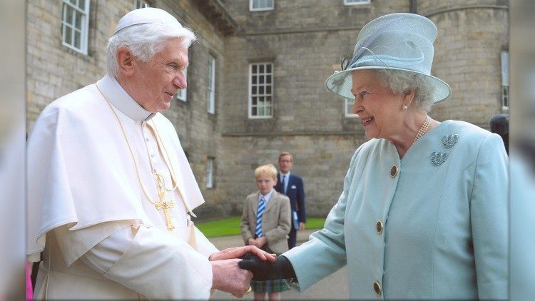 엘리자베스 2세 여왕이 영국을 방문한 교황 베네딕토 16세를 맞는 모습. 영국 왕실 홈페이지