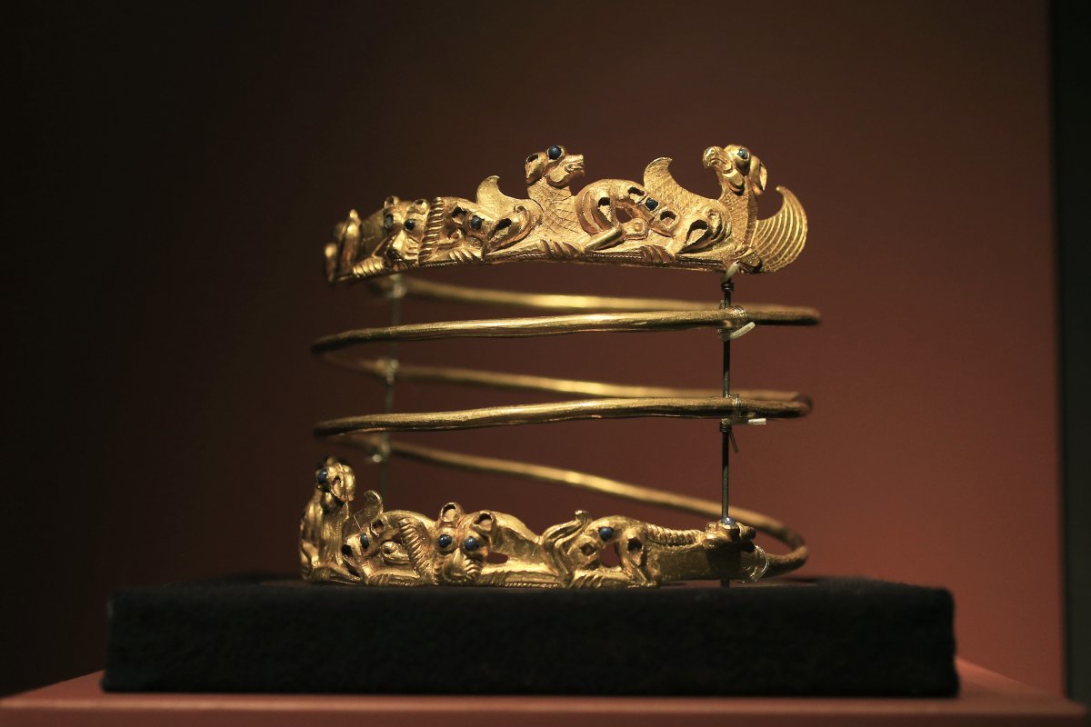 고대 스키타이족의 유물인 황금 투구(위쪽 사진) 및 장신구의 모습. 우크라이나는 2013년 크림반도 박물관에 있던 이 유물들을 네덜란드에 대여했다가 최근 돌려받았다. 암스테르담=AP 뉴시스