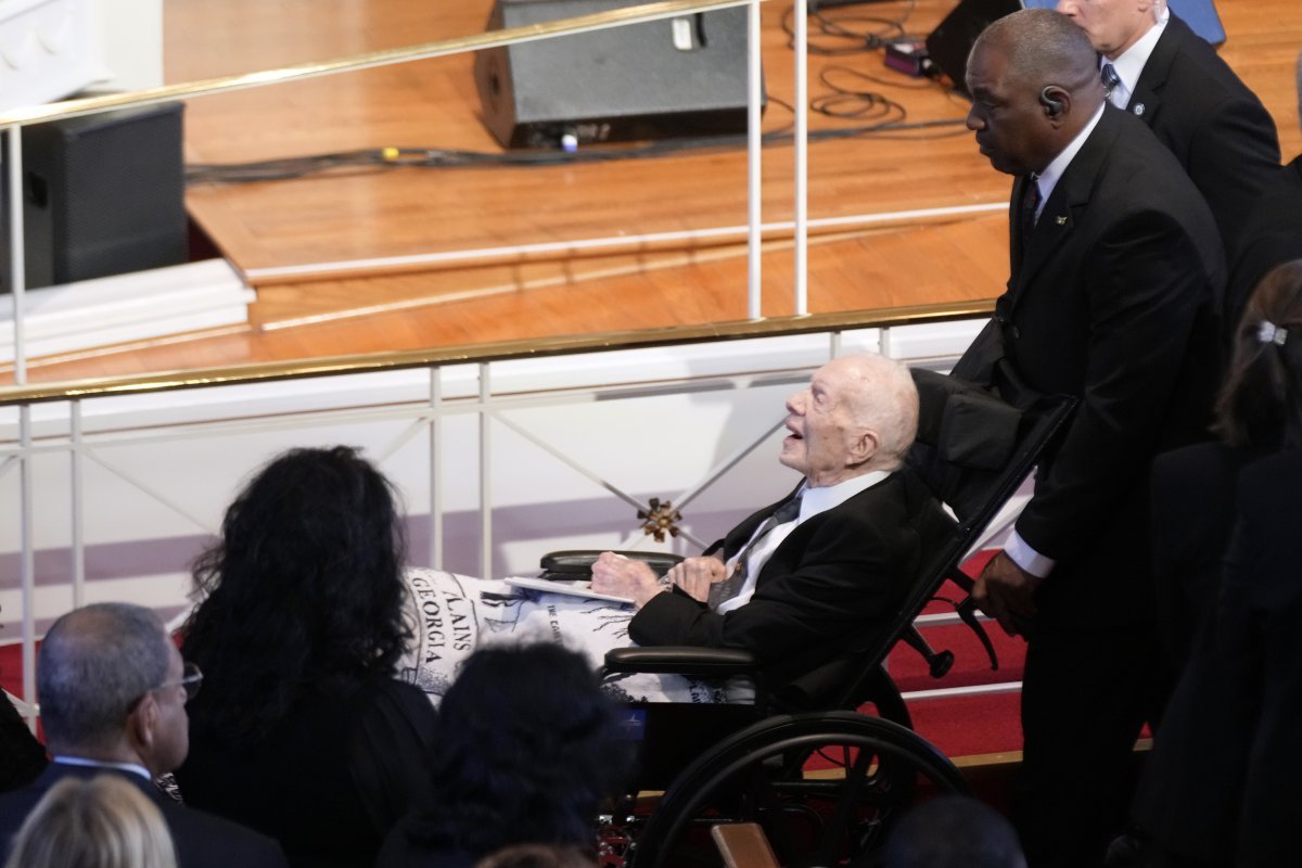 카터 전 대통령은 77년간 해로하다가 19일 먼저 세상을 떠난 부인의 추도식에 휠체어를 타고 참석했다. 그 또한 오랜 암 투병으로 호스피스 돌봄을 받고 있다. 애틀랜타=AP 뉴시스