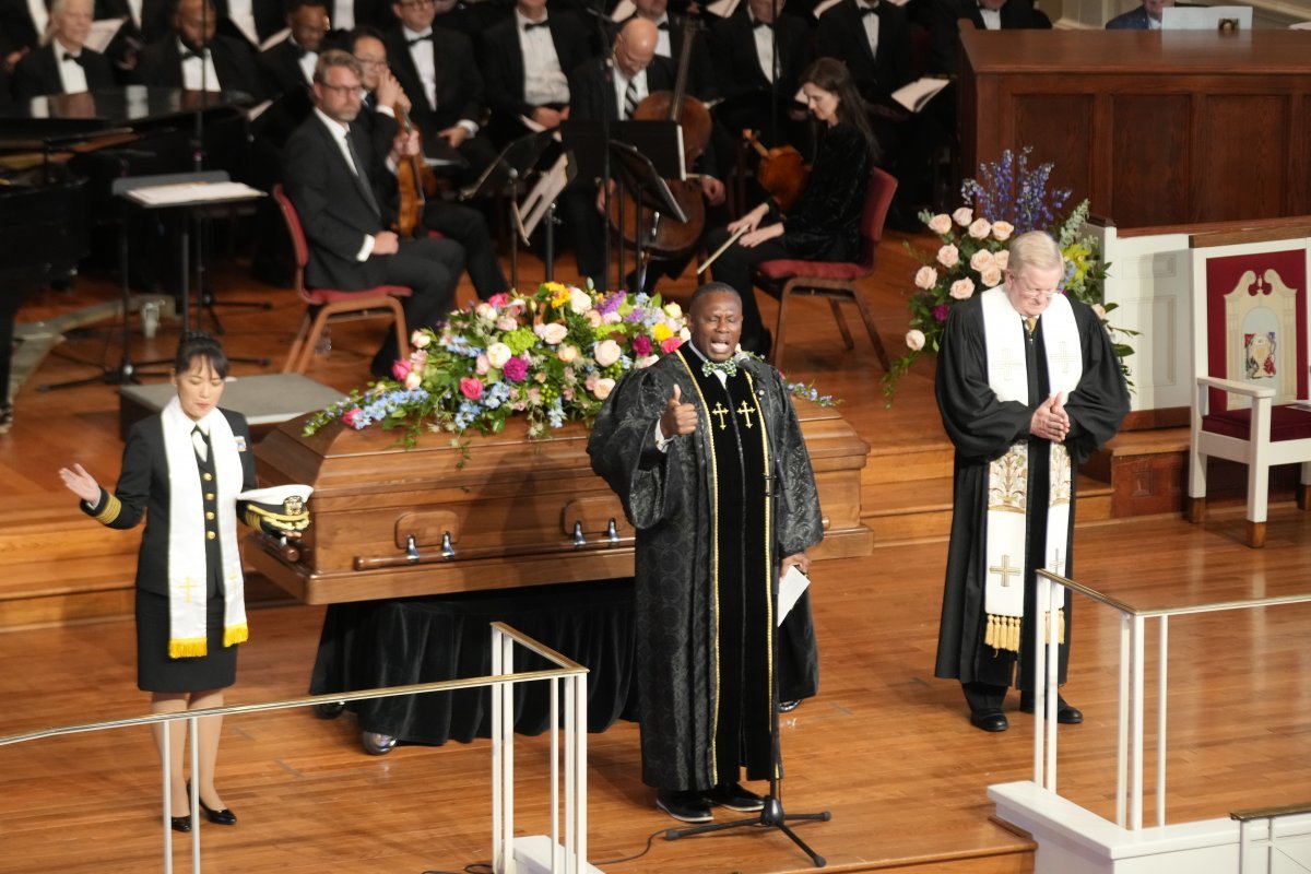 28일(현지 시간) 미국 조지아주 애틀랜타의 한 교회에서 지미 카터 전 대통령의 부인 로절린 여사의 추도식이 열렸다(왼쪽 사진). 애틀랜타=AP 뉴시스